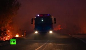 La fureur d'un incendie de forêt illumine la nuit croate