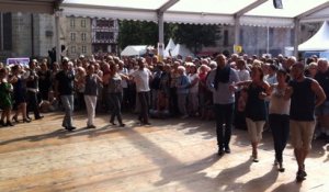 Cornouaille 2015. L'une des finales du concours de danse, place Saint-Co