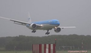Atterrissage d'un BOEING 777 en pleine tempête - Impressionnant