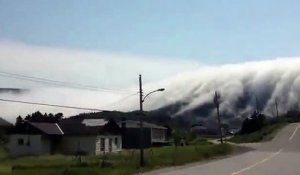 Immense vague de brouillard de la taille des montagnes