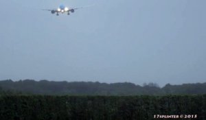 Spectaculaire atterrissage d'un Boeing 777