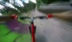 2 riders en VTT font une descente sur une ancienne piste de bobsleigh abandonnée !