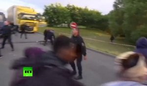 La police essaye de refouler les migrants du tunnel sous la Manche