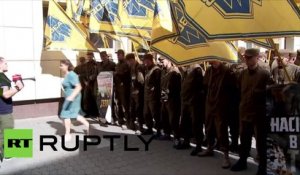 Les soldats ukrainiens du bataillon Azov manifestent contre la vente de leur base d’entraînement