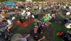 1000 Musiciens jouent en même temps une chanson des Foo Fighters !