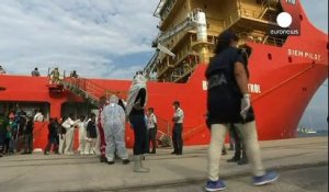 Italie: 800 migrants secourus arrivent à Reggio Calabri