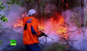 Russie : les pompiers poursuivent leur lutte contre les flammes près du lac Baïkal