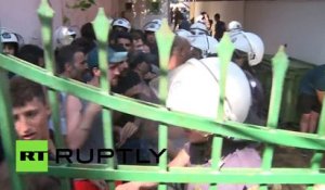 Grèce : la police de Kos asperge un migrant de gaz poivre (Images violentes)