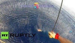 Image d’hélicoptère : un migrant hélitreuillé après avoir été découvert en mer accroché à un baril