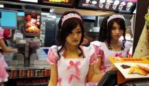 Des employées en soubrette rose dans un Mc Do à Taiwan