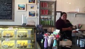 Une cliente force la propriétaire d'une pâtisserie à manger les cupcakes qu'elle lui a vendus