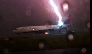 Avion de ligne frappé par la foudre en plein orage : terrifiant!