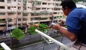 Pêcher depuis un balcon