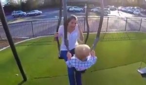 Ce Bebe Est Terriblement Jaloux De Papa Et Maman Quand Ils Font Des Calins Sur Orange Videos