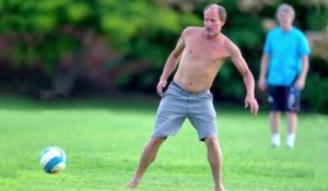 Woody Harrelson prend part à un match de foot improvisé