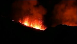 A La Réunion, l'éruption du piton de la Fournaise filmée de nuit