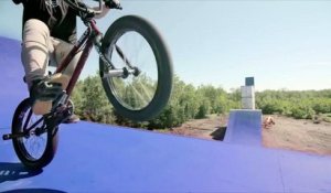 Le rider BMX Drew Bezanson utilise en port de stockage de containers comme skate park