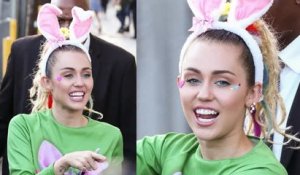 Miley Cyrus est souriante dans une tenue de lapin en allant au Jimmy Kimmel Live