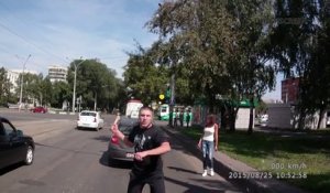 Road Rage russe à la hachette et au pistolet