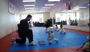 Un petit garçon fait du taekwondo