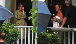 Jennifer Aniston ne porte rien d'autre qu'une serviette sur le plateau de Mother's Day
