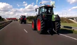 WP_20150902_16_47_10_Pro40 tracteurs lorrainssur l'autoroute A4 pour aller manifester à Paris
