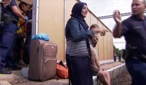 Désespoir en Hongrie: un réfugié pousse sa femme et son bébé sur les rails