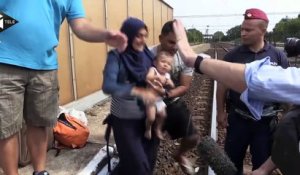 Des réfugiés, piégés, refusent de quitter un train en Hongrie