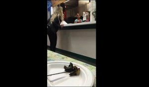 Une femme hystérique s'en prend à des vendeurs de Kebab!