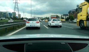 Une Audi TT slalome entre les voitures