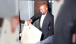 Kanye West a l'air présidentiel et reçoit un cadeau spécial d'une fan