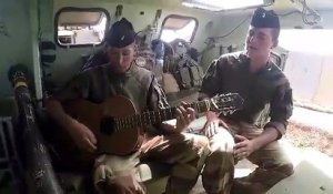 Une chanson chantée et jouée par deux militaires Francais...