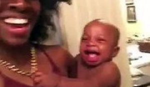 Un bébé plié de rire quand sa maman éternue!