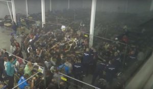 Comment la police hongroise distribue de la nourriture aux migrants