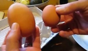 Une poule pond un œuf énorme, ce qu'il renferme est tout simplement incroyable