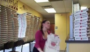 Elle Fabrique des Boîtes à Pizza a une Vitesse Hallucinante