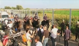 Migrants : policiers et militaires hongrois ferment le point de passage avec la Serbie