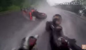Un motard chute à cause de la pluie. Son premier réflexe ? Protéger sa copine !