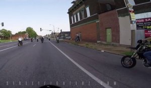 Un biker en Harley Davidson s'éclate contre un poteau électrique en roulant sur le trottoir!