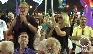 Grèce : une foule joyeuse mais clairsemée fête la victoire de Syriza