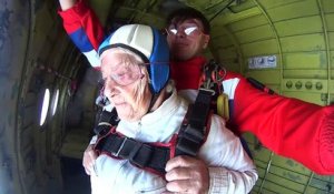 A 93 ans, elle saute en parachute