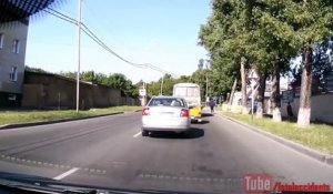Un piéton effrayé par un chien traverse la route et se fait heurter par un camion. Accident impressionnant!