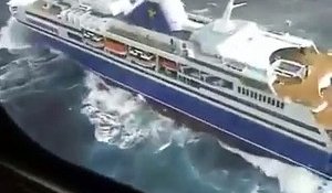 Un bateau de croisière pris dans une tempête en mer