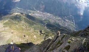 Vol impressionnant en wingsuit dans la vallée de Chamonix