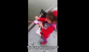 Une fillette attrape un énorme poisson avec une canne à pêche Barbie !