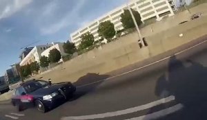 Un policier demande à un motard de cabrer pour ensuite l’arrêter