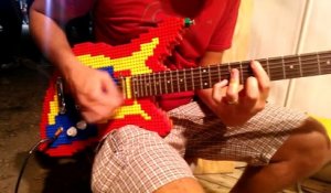 Il construit une guitare en Légo