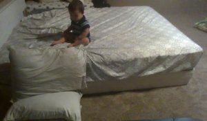 Un bébé malin trouve une astuce pour descendre du lit