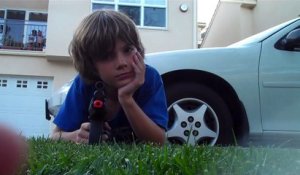 Un gamin casse la caméra de son copain avec son pistolet à billes