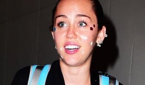 Miley Cyrus arrive à New York avec de la crème contre les boutons sur le visage